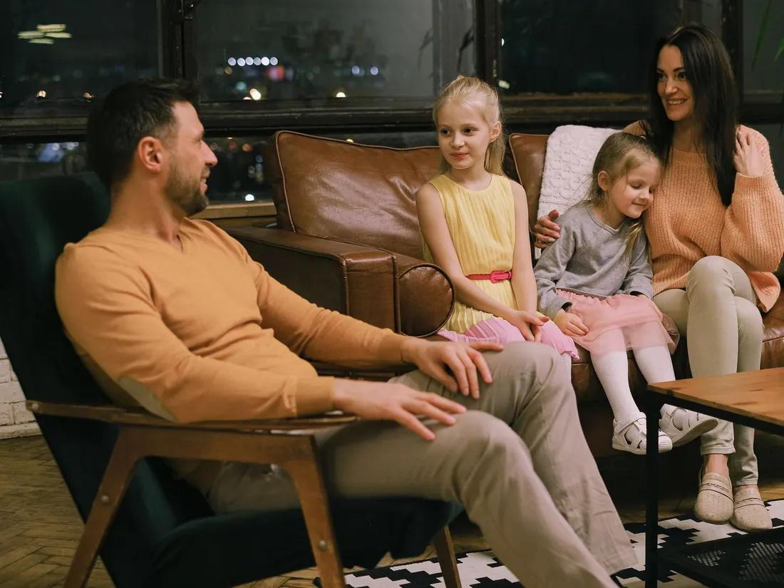 Familia platicando en la sala